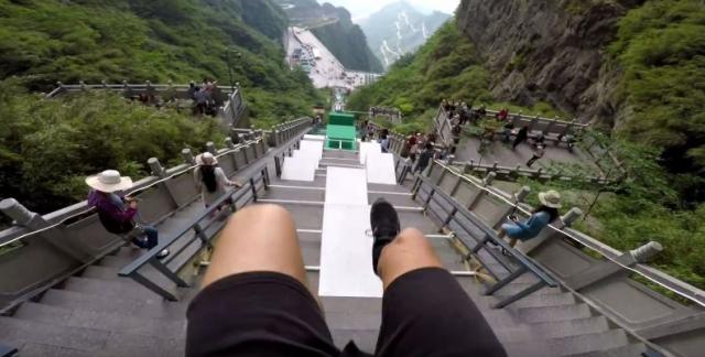 Video koji ledi krv: Spuštanje najdužom parkur stazom u Kini